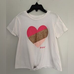 DKNY Girls White T-Shirt with Heart Design Size 6 - Pre-Loved